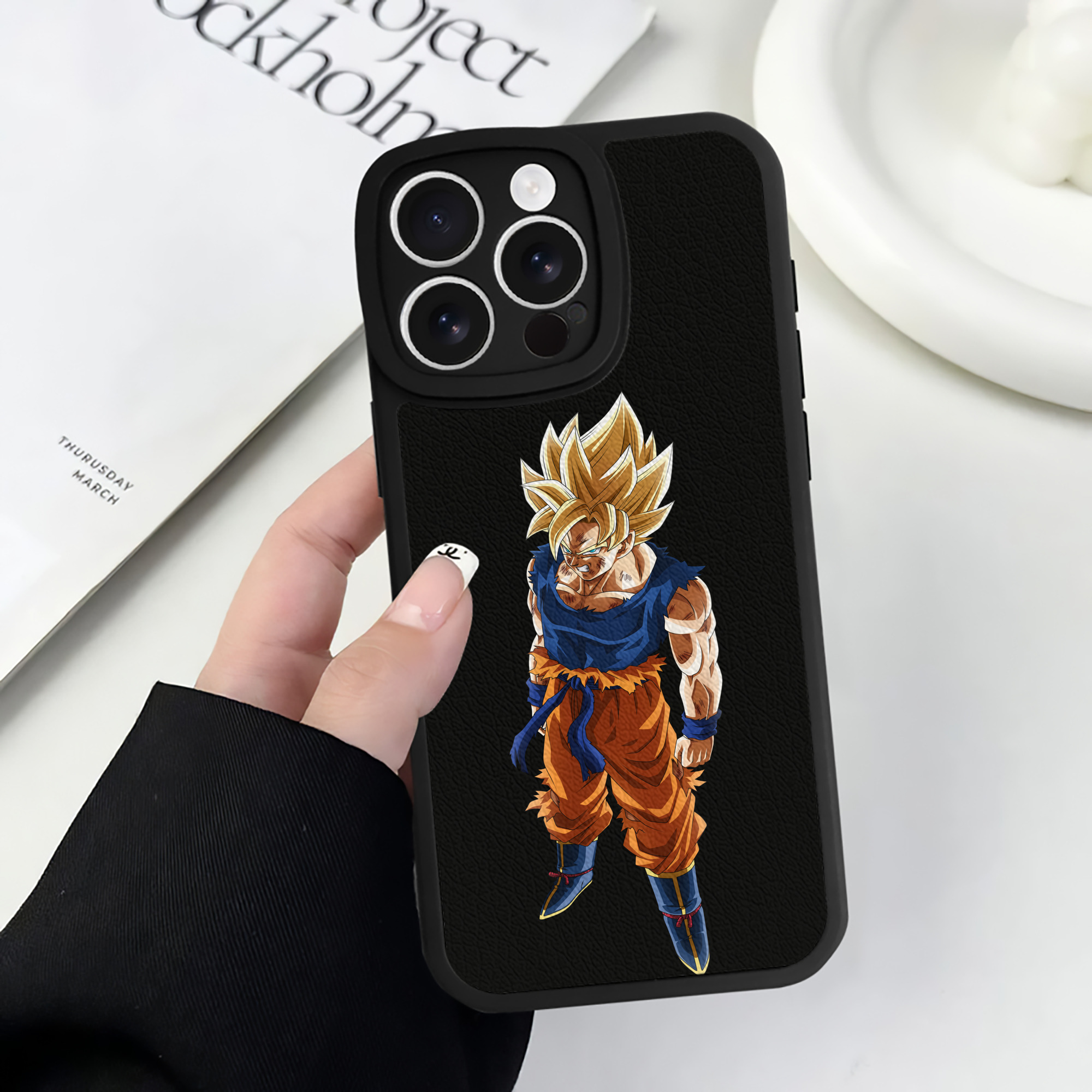 （画像用） ドラゴンボール 孫悟空（そん ごくう）Son Goku カカロット DRAGON BALL Kakarotto 【iPhone 16シリーズ対応】シリコンスマホケース（レザー調） 材質：シリコン